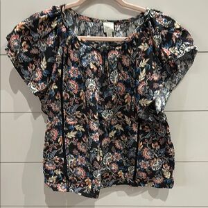 Black Relaxed Blouse with Puff Sleeves and Ruffled Details